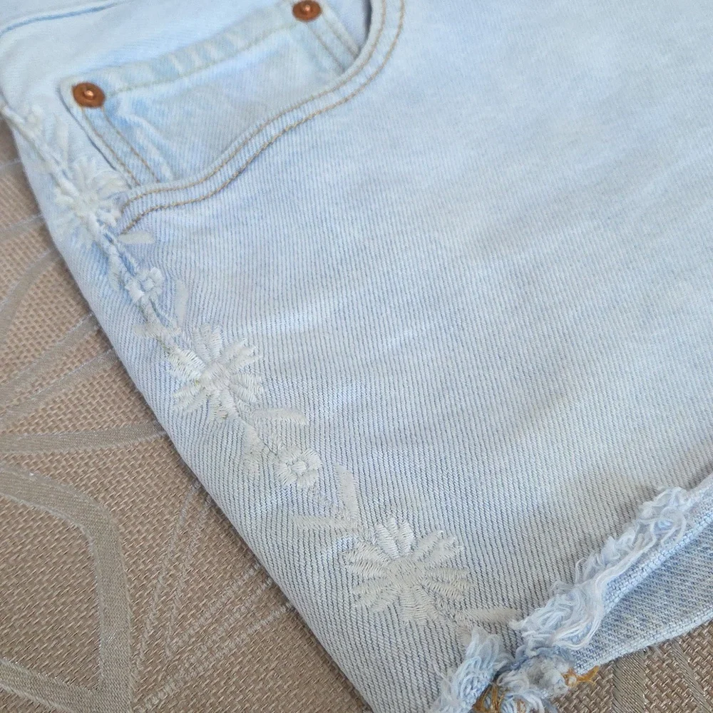 NWOT, Levi's Daisy 501 Cut-off Shorts!
